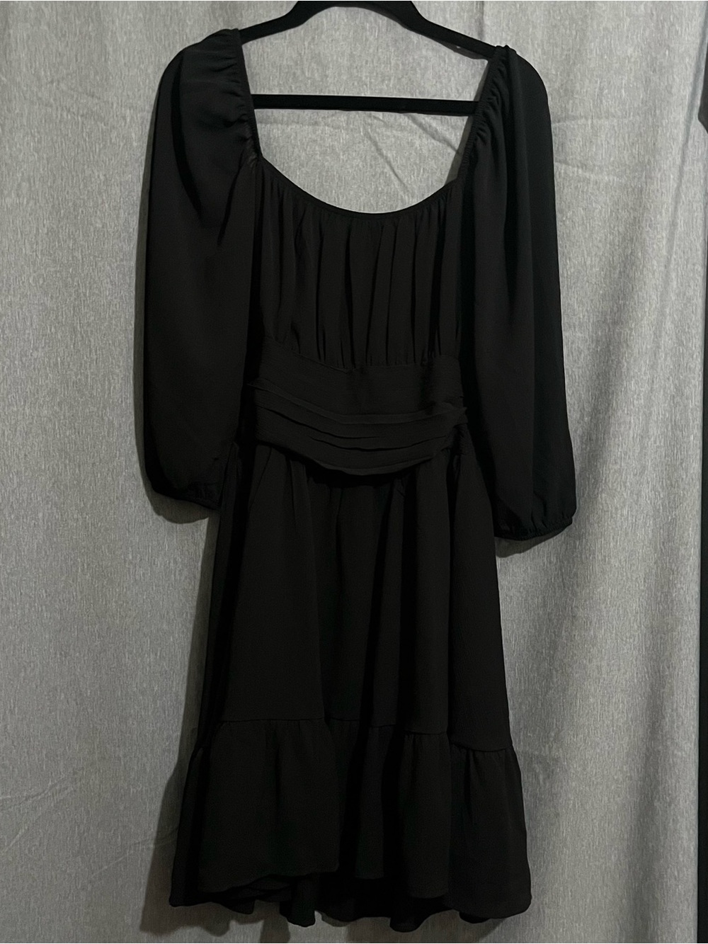 Classic Black Long-Sleeve Midi Dress with Scoop Neck XS